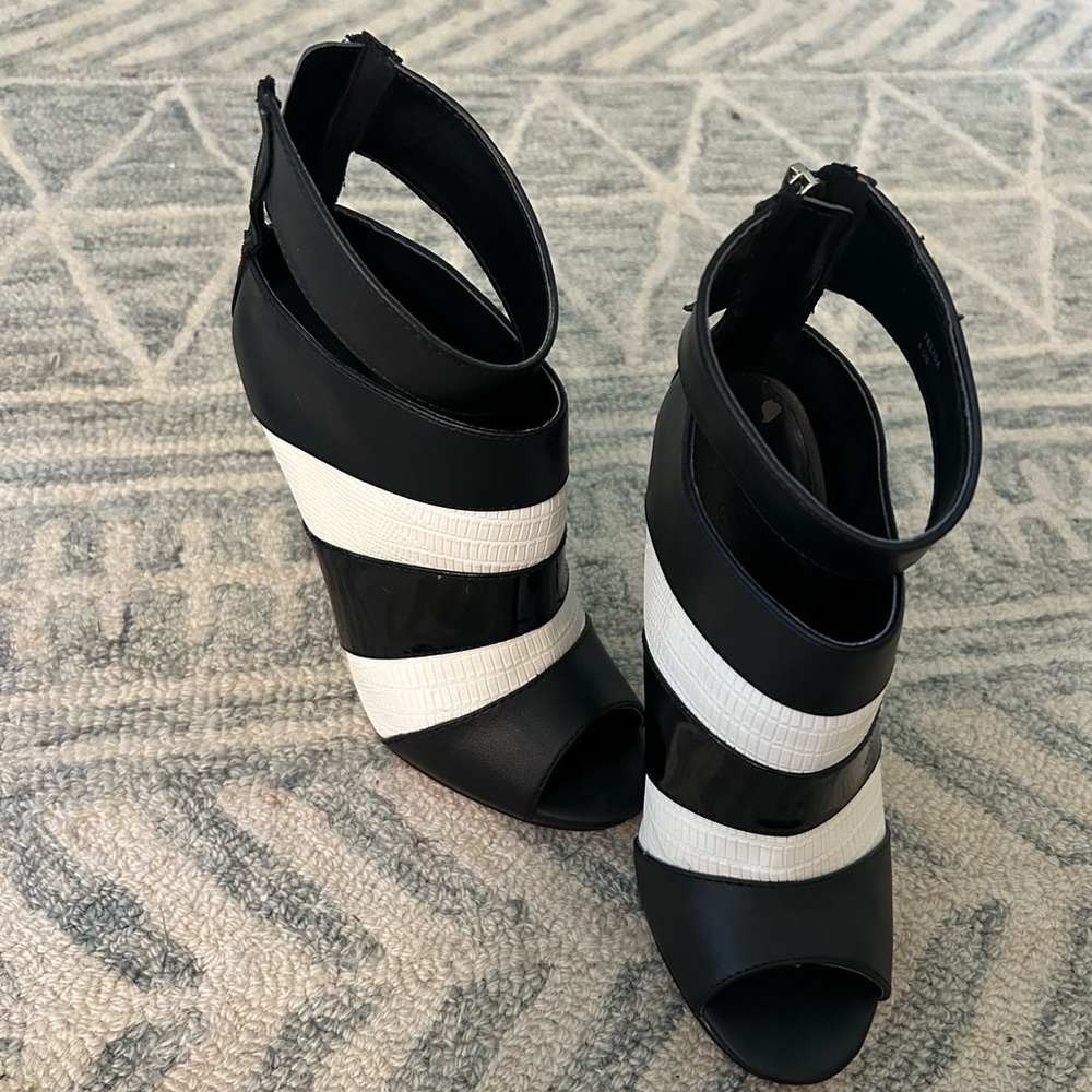 Stiletto, open toed booties size 6